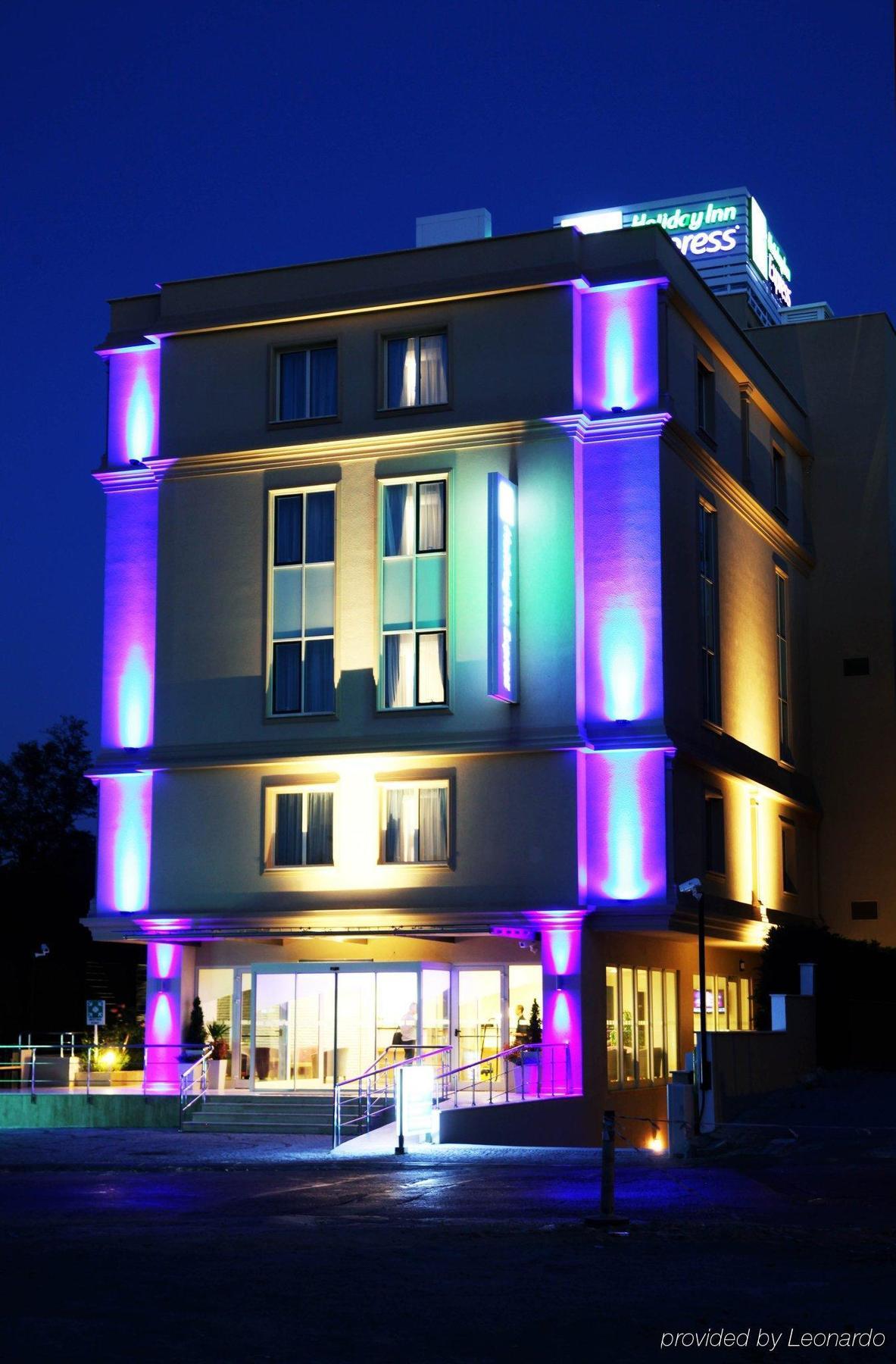 Holiday Inn Express Istanbul-Altunizade By Ihg Istambul Exterior foto