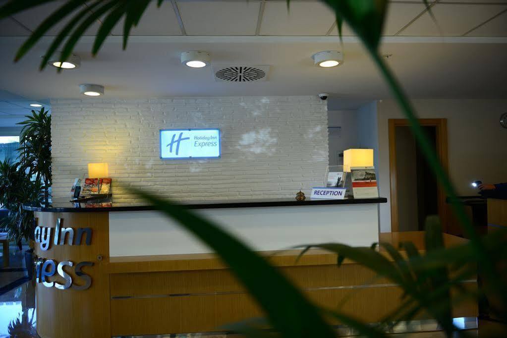 Holiday Inn Express Istanbul-Altunizade By Ihg Istambul Exterior foto