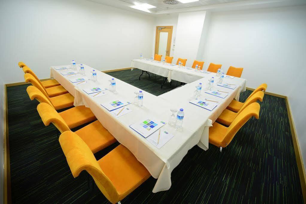 Holiday Inn Express Istanbul-Altunizade By Ihg Istambul Exterior foto
